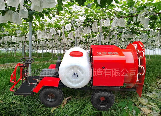 四(si)輪車(che)打(da)藥(yao)機(ji)